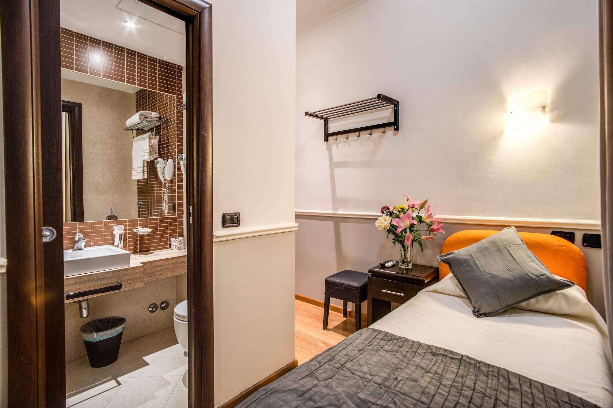 Everest Hotel 2*